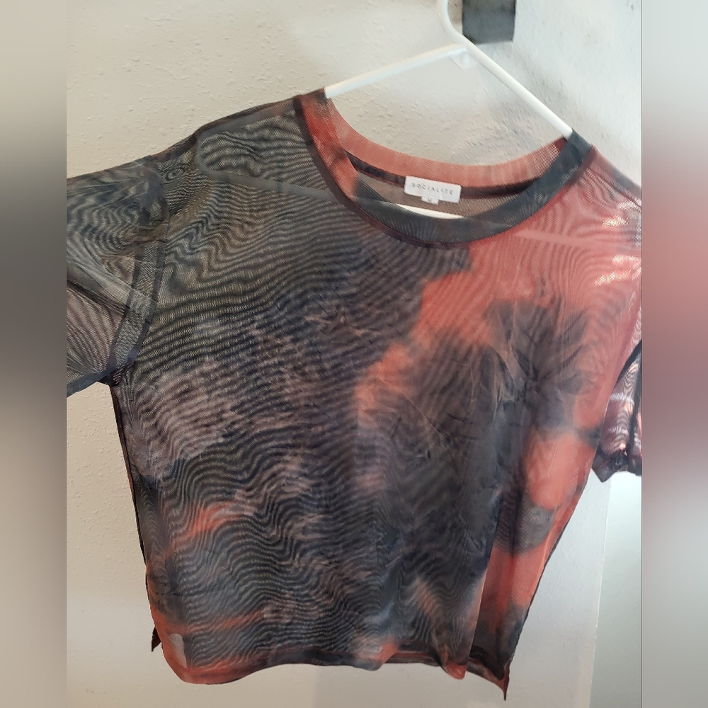 Socialite Graphic Crop T-Shirt in Black and Red